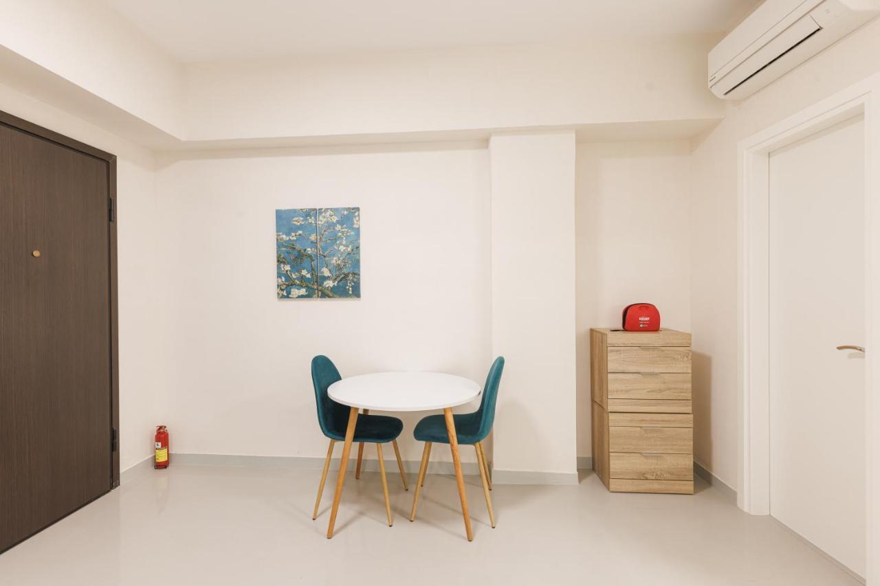 Fully Renovated Luxurious Semi-Basement Studio 아테네 외부 사진
