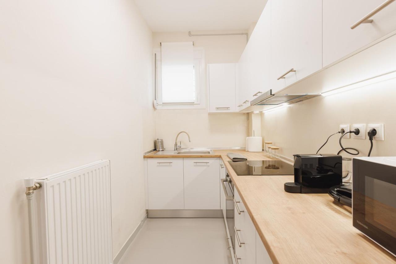 Fully Renovated Luxurious Semi-Basement Studio 아테네 외부 사진